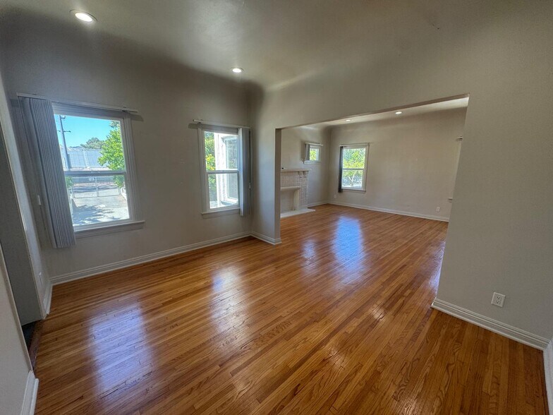Building Photo - 467 N Orange Grove Ave