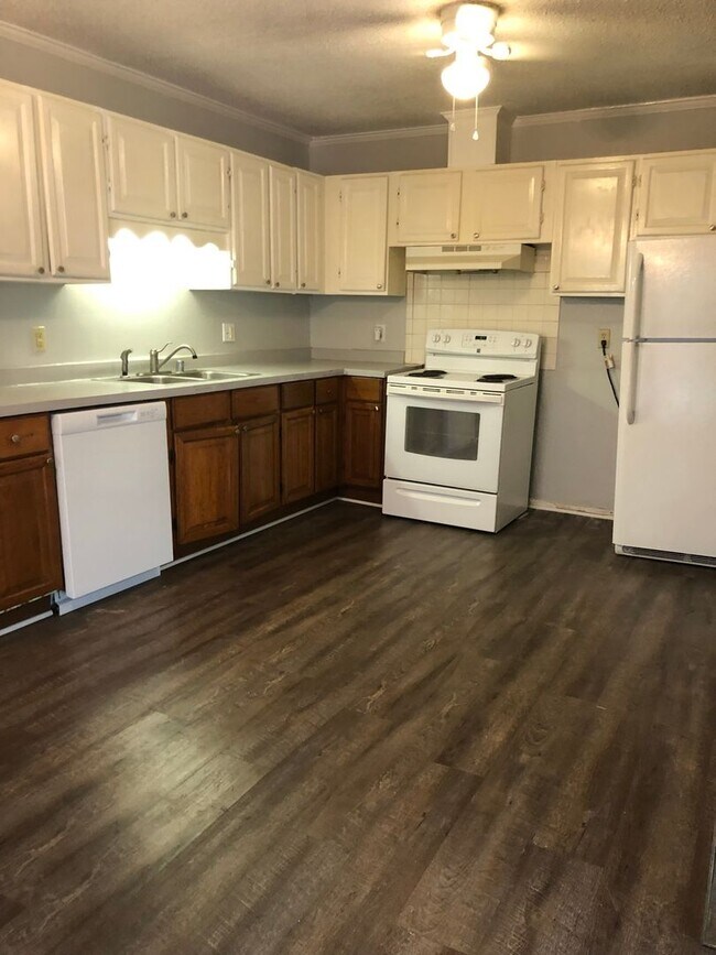 Building Photo - Move In Specual Large Duplex in a quiet cul-d-sac close to VA hospital
