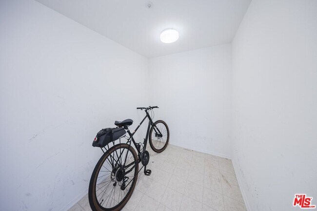 Building Photo - 937 12th St