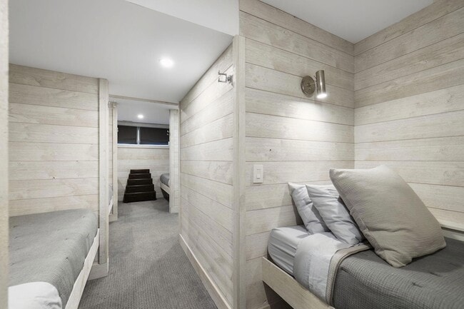 Building Photo - 9591 Hillside Dr