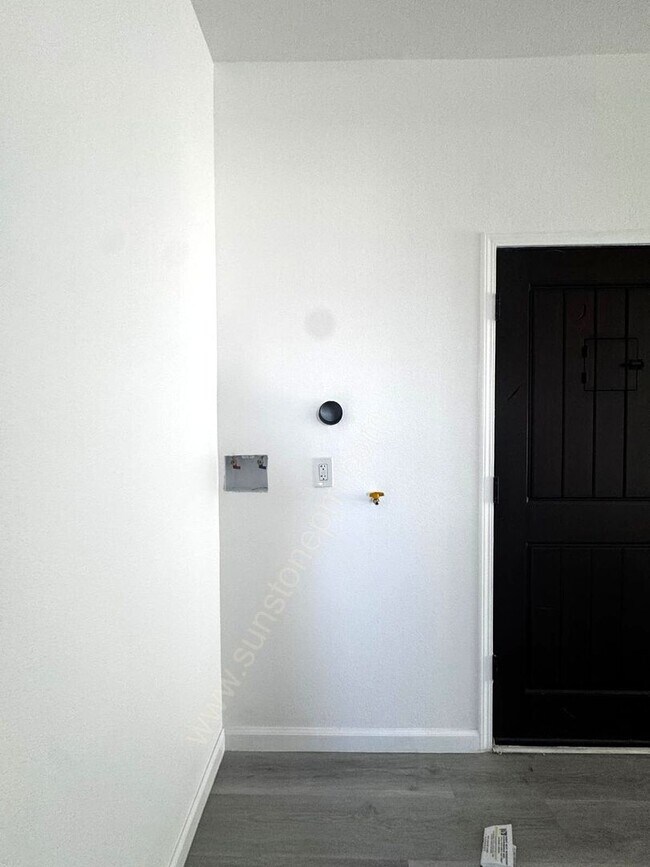 Building Photo - 696 E 9th St