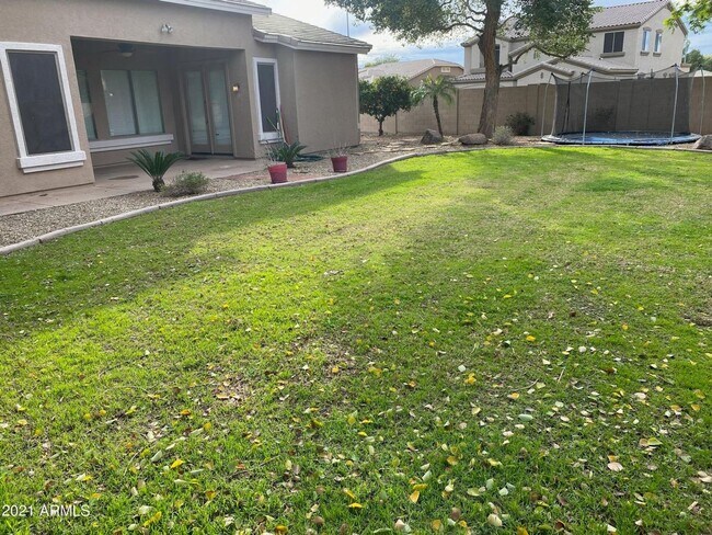 Building Photo - Beautiful 4 bedroom/ 2bath all on one story.
