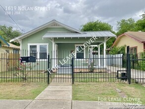 Building Photo - Dignowity Craftsman 2 bedroom, 2 Bathroom,...