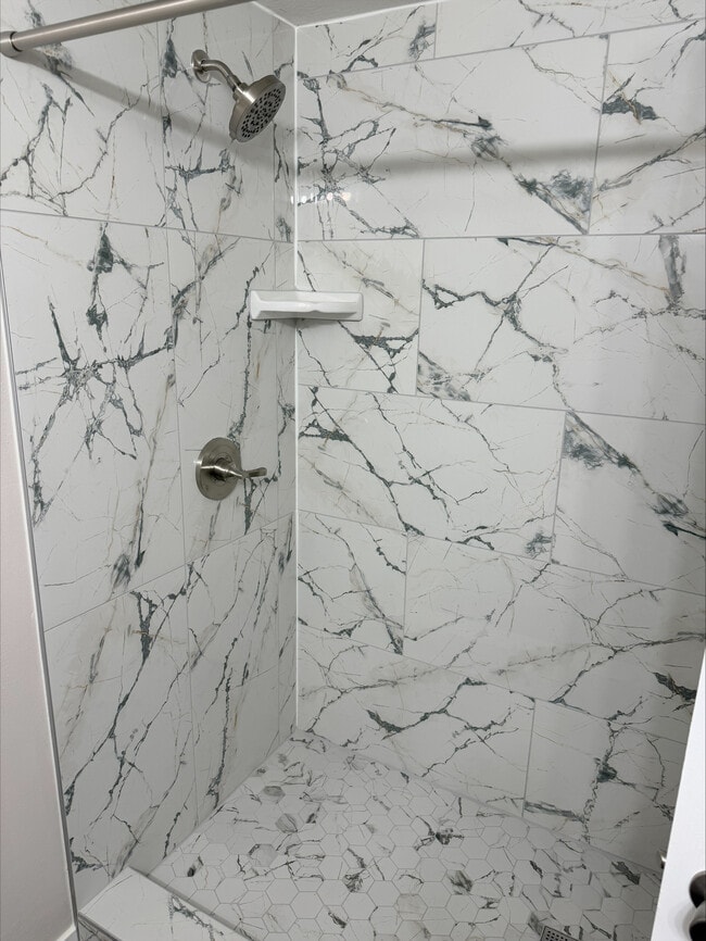 Building Photo - 1327B 9th W Ave