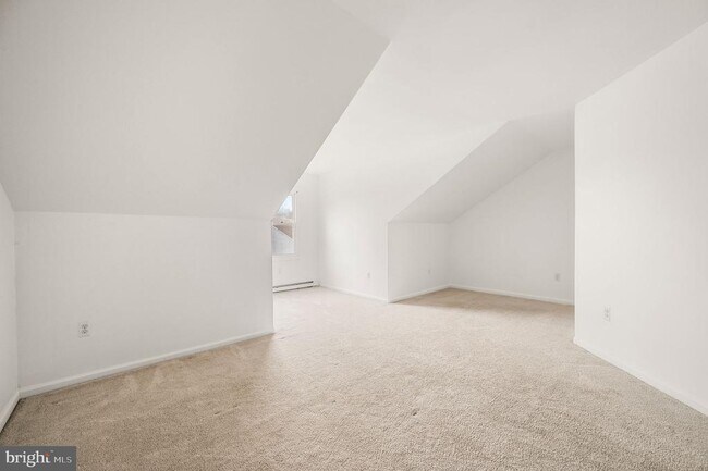 Building Photo - 302 Pinebrooke Cir