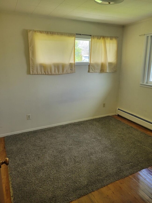 Building Photo - Upper Unit 2 Bedroom 1 Bathroom