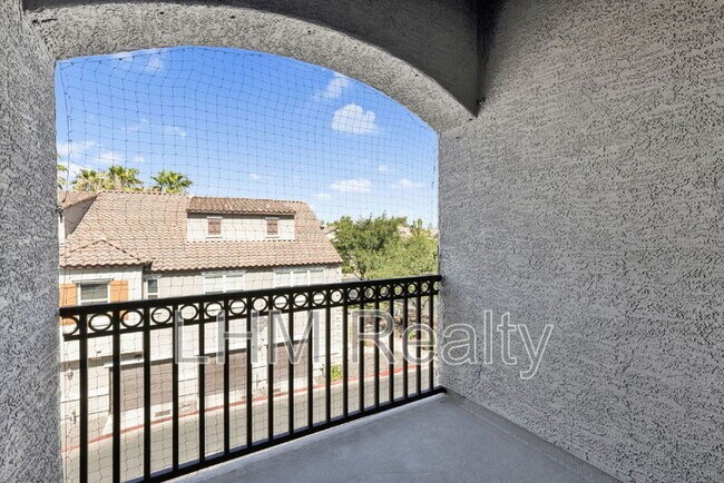 Building Photo - 2210 E Huntington Dr