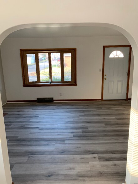 Building Photo - 282 W 42nd St