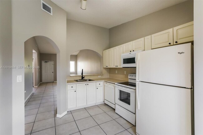 Building Photo - 925 NE 34th Ave