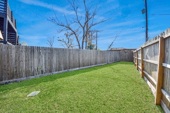 Building Photo - 618 Maple Way