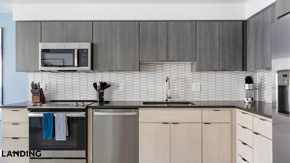 Building Photo - 707 S Farmer Ave