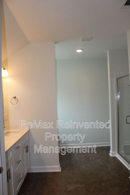 Building Photo - 921 Holbrook Dr