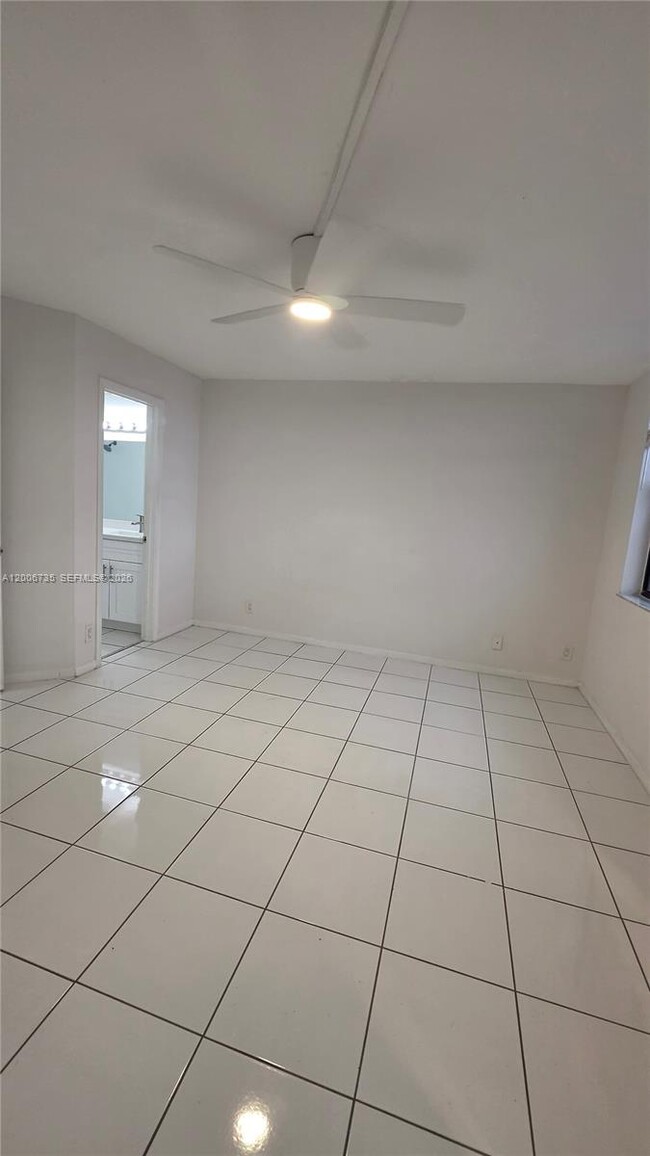 Building Photo - 216 Lake Pointe Dr