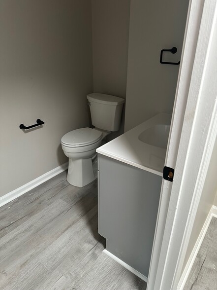 Building Photo - 939 Kingsbury Dr