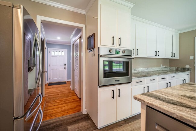 Building Photo - 4222 Arbutus Dr