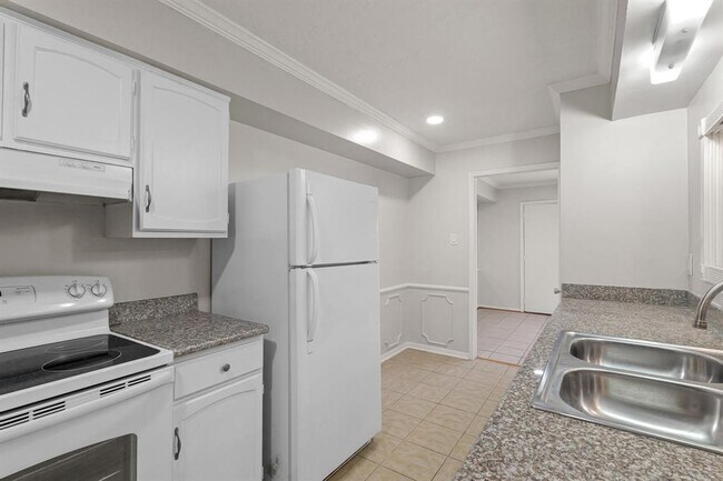 Building Photo - 355 N Post Oak Ln