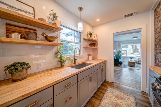 Beautifully fully renovated kitchen