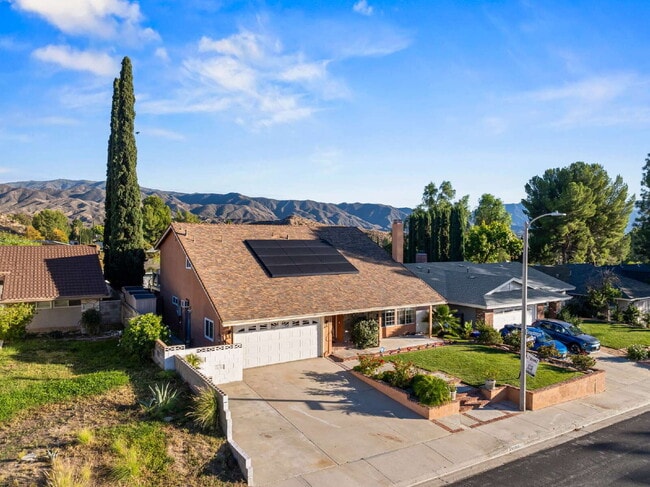 Building Photo - "Experience Luxurious Living: Spacious 4-B...