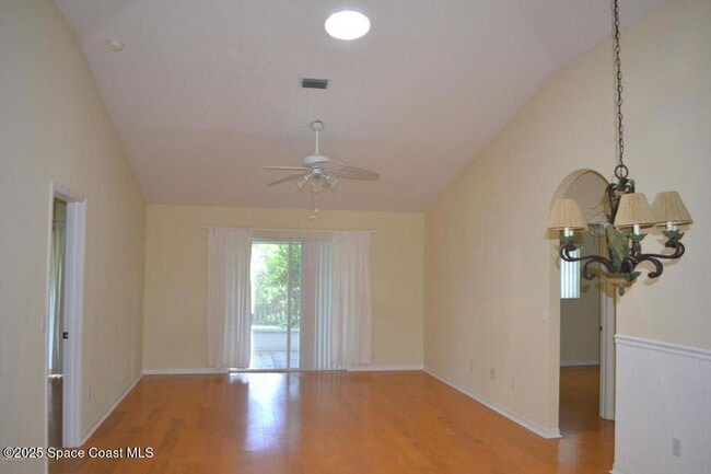 Building Photo - 2542 Ventura Cir