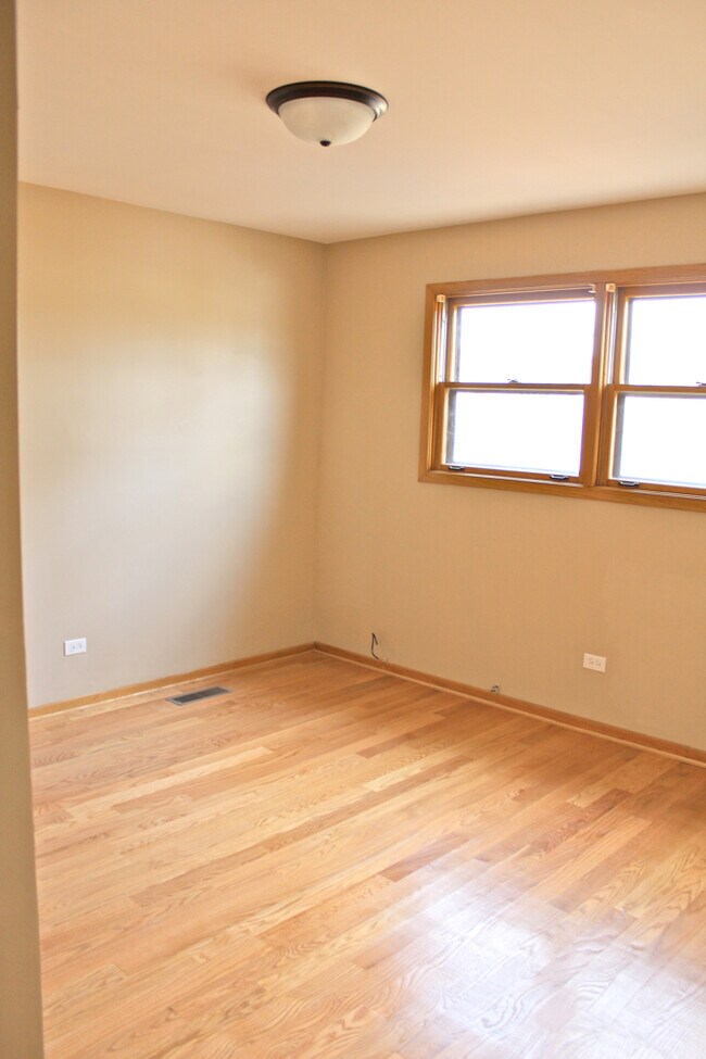 Building Photo - 7870 W Cahill Terrace