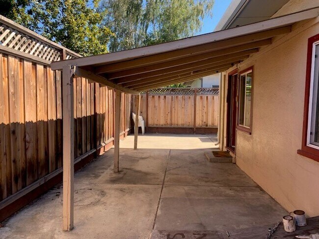 Building Photo - 3-Bed/1-Bath Plus Bonus Room That Can Be Used as 4th Bedroom. Walk to Santa Clara University! Ava...