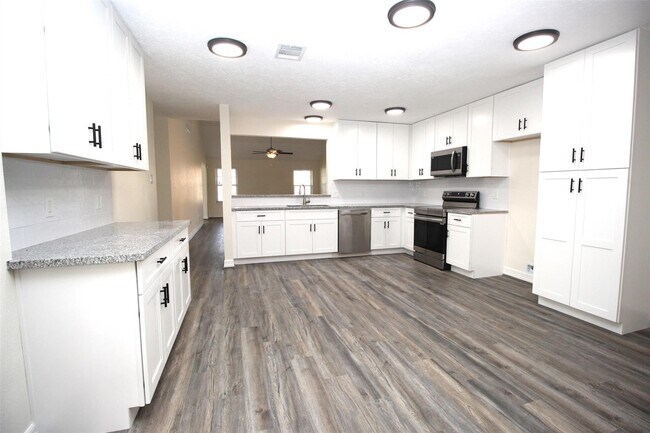 Building Photo - 805 Willow Creek Dr