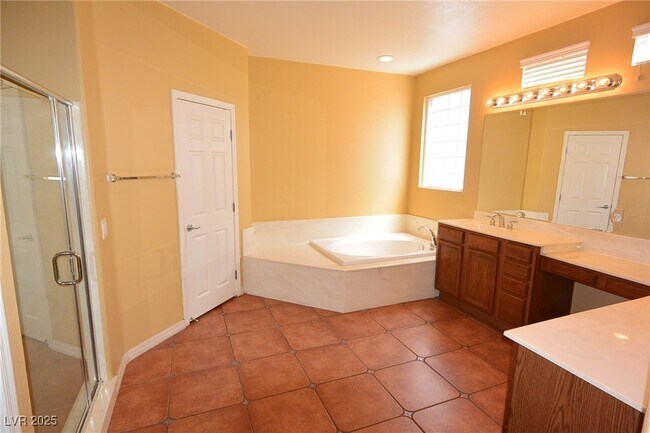 Building Photo - 983 Roseberry Dr