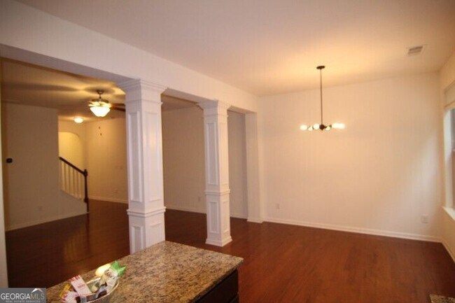 Building Photo - 5850 Vinyard Ln