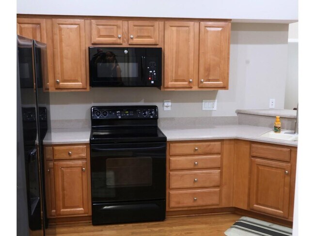 Building Photo - 3204 Village Ln