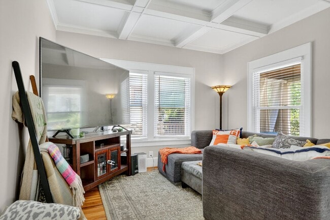 Building Photo - Great 3 Bedroom & 2 Full Baths In GREAT South Plaza Location