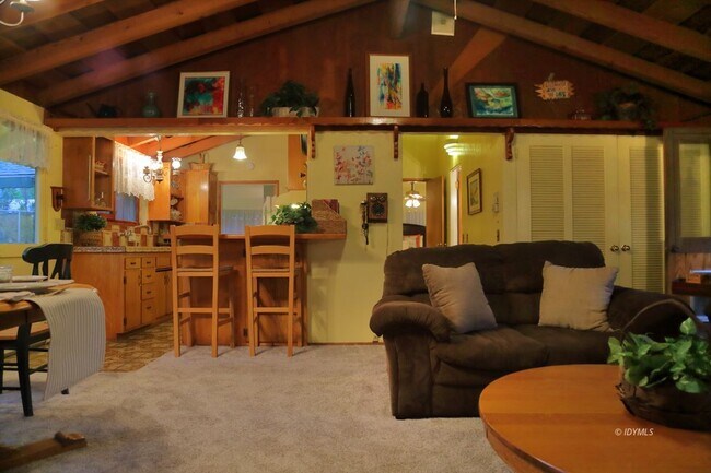 Building Photo - One Level House one mile from town close to hiking trails