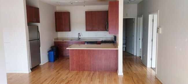 Building Photo - 1155 W Roosevelt Rd