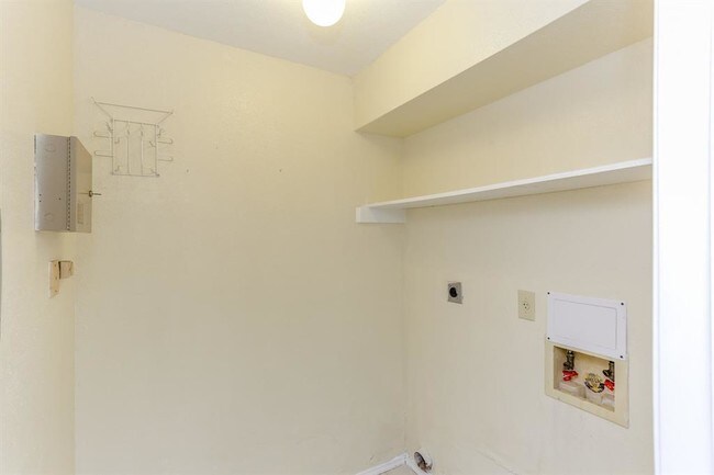 Building Photo - 9797 Leawood Blvd