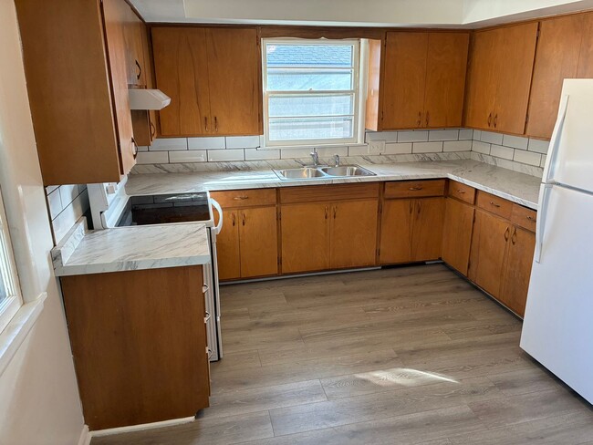 Building Photo - Fully remodeled 2 bed, 1 bath duplex walki...