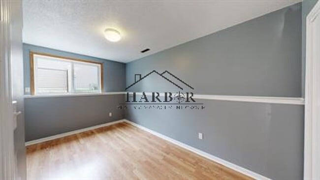 Building Photo - Single Family Home with Vaulted Ceilings!