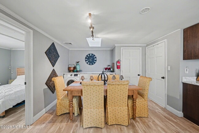 Building Photo - 1121 Bay Ave