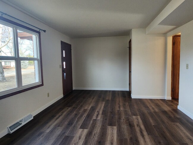 Building Photo - "3-Bed Townhouse with 1.5 Baths in Appleton!