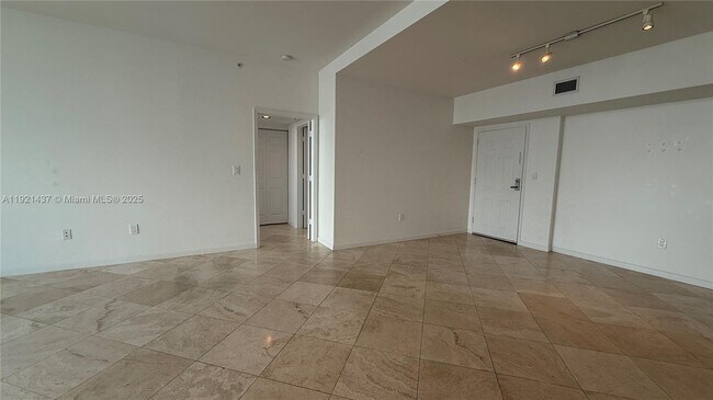 Building Photo - 1155 Brickell Bay Dr