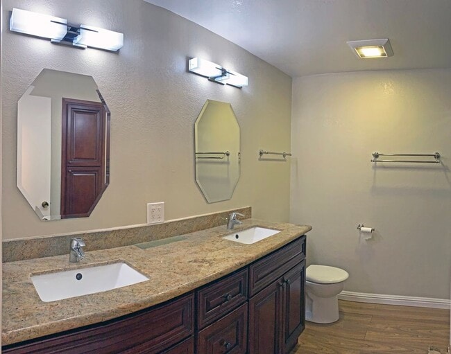 Building Photo - Beautifully Updated 2 Bedroom, 2 Bathroom ...