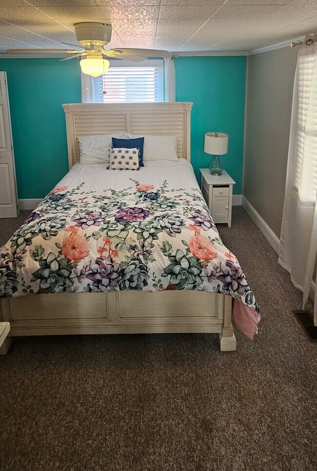 Building Photo - Snowbird Rental or Short-Term Getaway – Just Steps from the Beach!