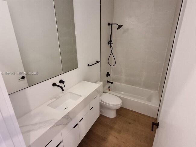 Building Photo - 810 NE 14th Pl