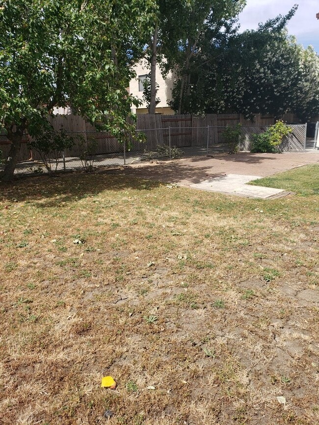 Building Photo - Got Room? - Paradise Valley Home Is Expansive!