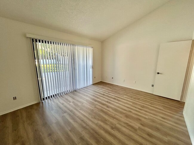 Building Photo - Freshly Painted 2BD/2BA 2 Car Garage with large Backyard