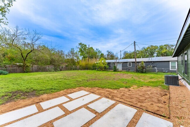 Building Photo - Incredible Windsor Park location right in the heart of Austin!