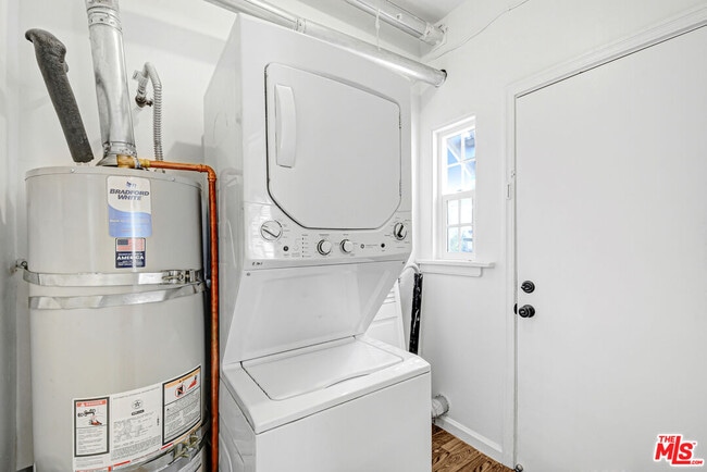 Building Photo - 1357 Cloverdale Ave