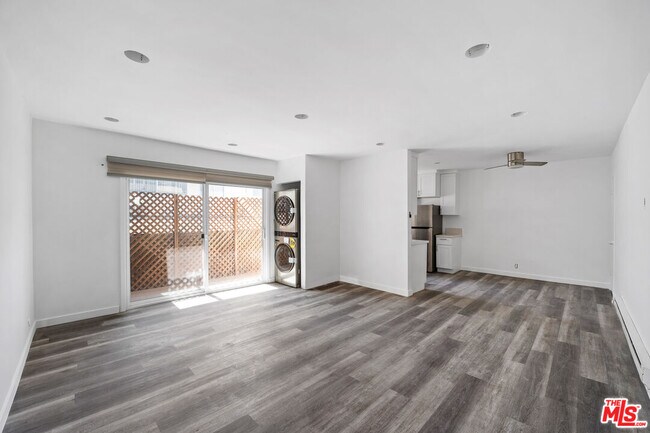 Building Photo - 733 Hayworth Ave
