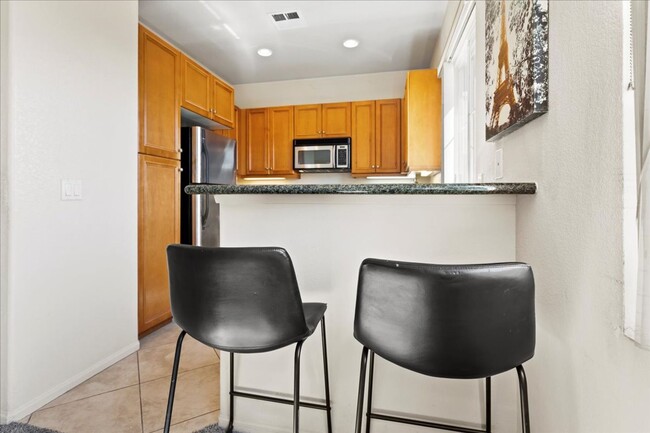 Building Photo - $3,456 - 2 Bed / 2 Bath Stunning Corner Un...