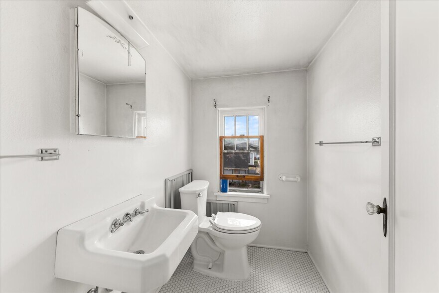 Building Photo - 2431 N Atlantic St