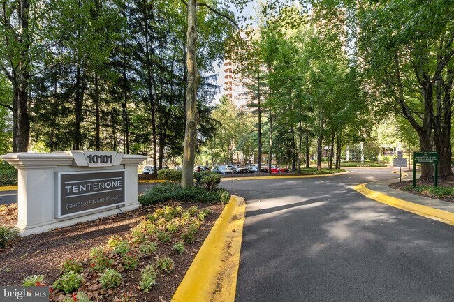 Building Photo - 10101 Grosvenor Pl