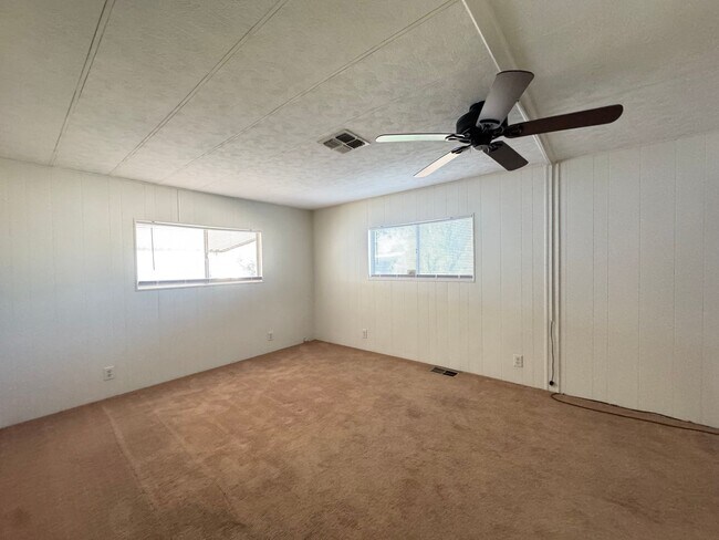 Building Photo - Spacious 2 bedroom